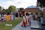 Du khách dâng hương tri ân tại bia tưởng niệm ở Nhà lao Hội An. (Ảnh: Đỗ Trưởng/TTXVN)