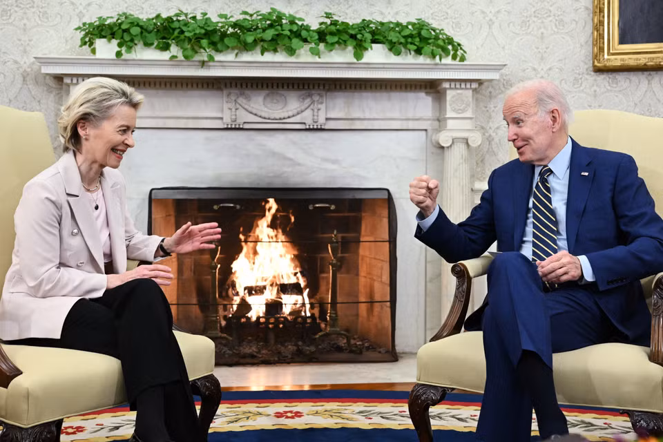 Tổng thống Mỹ Joe Biden (phải) và Chủ tịch Ủy ban châu Âu (EC) Ursula von der Leyen ngày 10/3/2023 đã nhất trí khởi động các cuộc đàm phán về một thỏa thuận khoảng sản, giúp Mỹ và EU đạt mục tiêu chung là tăng cường sản xuất và chế biến khoáng sản, đồng thời tăng khả năng tiếp cận các nguồn khoáng sản quan trọng một cách bền vững, đáng tin cậy, giảm phụ thuộc vào những chuỗi cung ứng hiện nay. (Ảnh: AFP/TTXVN)
