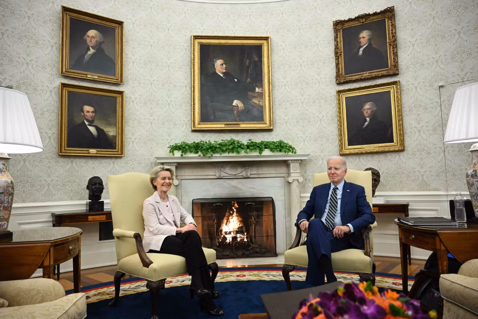 Tổng thống Mỹ Joe Biden (phải) và Chủ tịch Ủy ban châu Âu (EC) Ursula von der Leyen ngày 10/3/2023 đã nhất trí khởi động các cuộc đàm phán về một thỏa thuận khoảng sản, giúp Mỹ và EU đạt mục tiêu chung là tăng cường sản xuất và chế biến khoáng sản, đồng thời tăng khả năng tiếp cận các nguồn khoáng sản quan trọng một cách bền vững, đáng tin cậy, giảm phụ thuộc vào những chuỗi cung ứng hiện nay. (Ảnh: AFP/TTXVN)