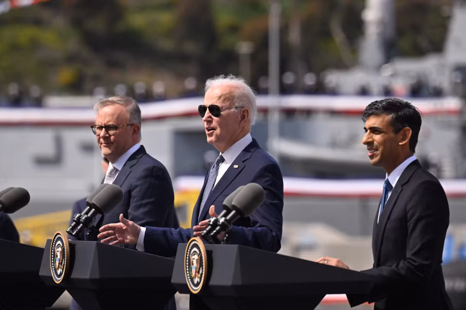 Ngày 13/3/2023, Thủ tướng Anh Rishi Sunak (phải) cùng Tổng thống Mỹ Joe Biden (giữa) và Thủ tướng Australia Anthony Albanese đã chính thức ra mắt thỏa thuận tàu ngầm hạt nhân AUKUS - quan hệ đối tác quốc phòng đa phương quan trọng nhất trong nhiều thế hệ. Tuyên bố chung của các nhà lãnh đạo nêu rõ trong dự án nhiều giai đoạn này, năng lực chế tạo của Anh và Australia được phát huy tối đa để tạo ra một tàu ngầm lớp mới, SSN-AUKUS, dựa trên thiết kế tàu thế hệ tiếp theo của Anh, được đóng tại Anh và Australia kết hợp với công nghệ tiên tiến của Mỹ. (Ảnh: AFP/TTXVN)