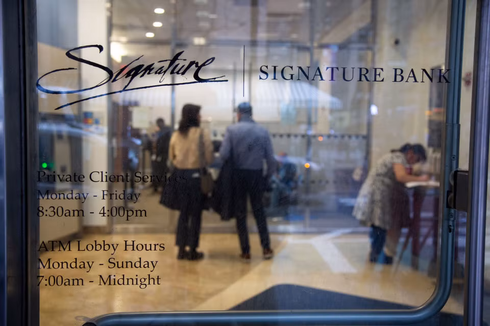 Chỉ trong vòng ba ngày, việc hai ngân hàng lớn của Mỹ là Silicon Valley Bank và Signature Bank (ảnh) lần lượt sụp đổ và tuyên bố ngừng hoạt động đang gây ra một cơn địa chấn đối với thị trường tài chính-ngân hàng. First Republic Bank (FRC) và PacWest Bancorp (PACW) của Mỹ đã tạm dừng một số giao dịch trong ngày 13/3, sau khi cổ phiếu giảm lần lượt 65% và 52%. Thị trường tài chính thế giới từ châu Âu tới châu Á cũng chao đảo. Báo The Guardian cho hay, tại châu Âu, chỉ số Europe 600 Banks theo dõi 42 ngân hàng lớn của Liên minh châu Âu (EU) và Anh đã sụt giảm 5,6% trong phiên giao dịch sáng 13/3. Cổ phiếu của "người khổng lồ" ngân hàng Thụy Sĩ Credit Suisse giảm tới 9%. (Ảnh: THX/TTXVN)