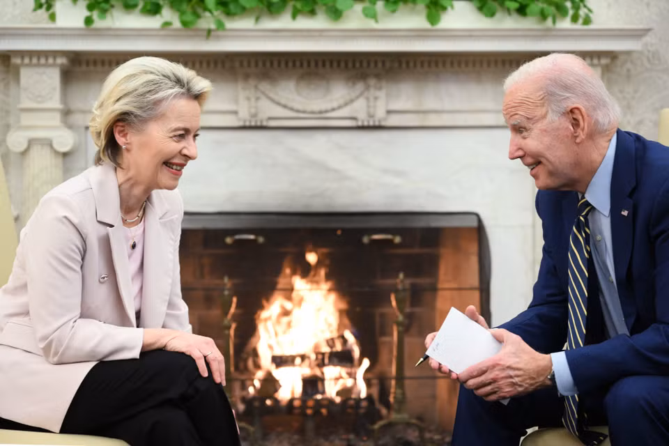 Tổng thống Mỹ Joe Biden (phải) và Chủ tịch Ủy ban châu Âu (EC) Ursula von der Leyen ngày 10/3/2023 đã nhất trí khởi động các cuộc đàm phán về một thỏa thuận khoảng sản, giúp Mỹ và EU đạt mục tiêu chung là tăng cường sản xuất và chế biến khoáng sản, đồng thời tăng khả năng tiếp cận các nguồn khoáng sản quan trọng một cách bền vững, đáng tin cậy, giảm phụ thuộc vào những chuỗi cung ứng hiện nay. (Ảnh: AFP/TTXVN)