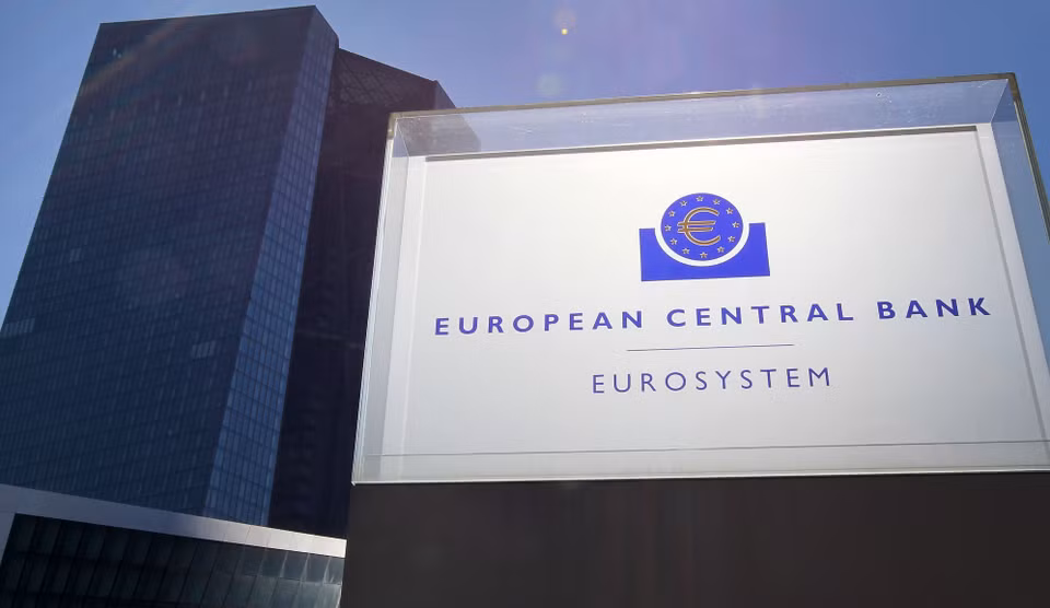 Bất chấp sự hỗn loạn trên thị trường tài chính, Ngân hàng Trung ương châu Âu (ECB - ảnh) ngày 16/3/2023 tiếp tục tăng lãi suất thêm 50 điểm cơ bản (0,5%) ở Khu vực đồng tiền chung châu Âu (Eurozone) nhằm kiềm chế lạm phát. Đây là mức tăng lãi suất cao nhất của ECB kể từ cuối năm 2008. (Ảnh: AFP/TTXVN)