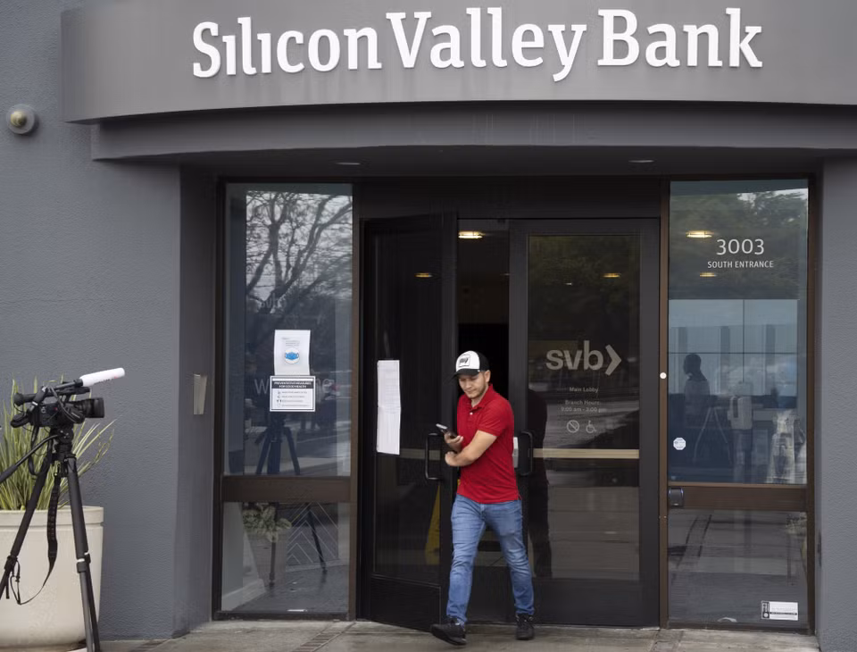 Chỉ trong vòng ba ngày, việc hai ngân hàng lớn của Mỹ là Silicon Valley Bank (ảnh) và Signature Bank lần lượt sụp đổ và tuyên bố ngừng hoạt động đang gây ra một cơn địa chấn đối với thị trường tài chính-ngân hàng. First Republic Bank (FRC) và PacWest Bancorp (PACW) của Mỹ đã tạm dừng một số giao dịch trong ngày 13/3, sau khi cổ phiếu giảm lần lượt 65% và 52%. Thị trường tài chính thế giới từ châu Âu tới châu Á cũng chao đảo. Báo The Guardian cho hay, tại châu Âu, chỉ số Europe 600 Banks theo dõi 42 ngân hàng lớn của Liên minh châu Âu (EU) và Anh đã sụt giảm 5,6% trong phiên giao dịch sáng 13/3. Cổ phiếu của "người khổng lồ" ngân hàng Thụy Sĩ Credit Suisse giảm tới 9%. (Ảnh: THX/TTXVN)