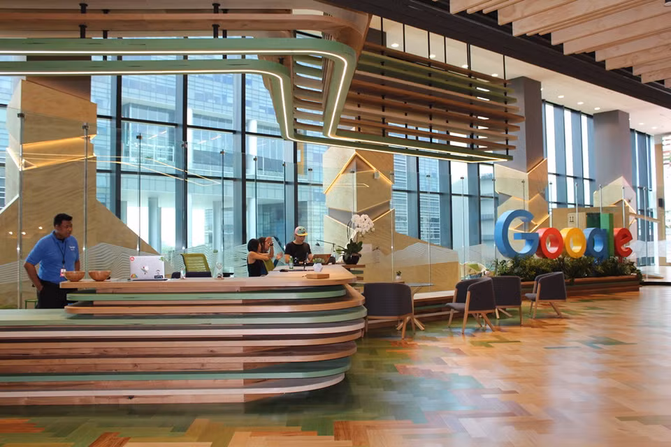 Khu vực lễ tân rộng lớn của văn phòng Google. Tại đây, khách bắt đầu được tạo thẻ đeo để ra vào các khu vực. (Ảnh: Mỹ Bình/Vietnam+)