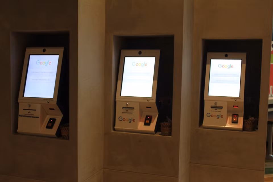 Các máy tự động dành cho khách đến đăng ký tham quan khu văn phòng Google được trang bị ngay khu vực sảnh đón tiếp. (Ảnh: Mỹ Bình/Vietnam+)