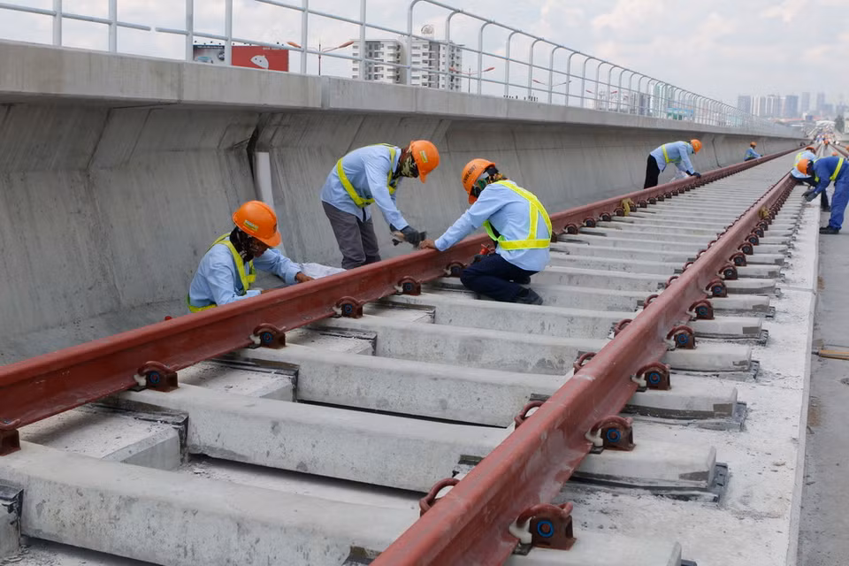  Công nhân thi công đường ray nhà ga Thủ Đức. (Ảnh: Hoàng Hải/TTXVN)