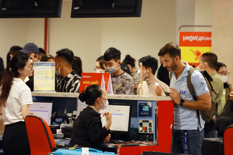 Khách chủ yếu tập trung đông ở khu vực phòng chờ ra máy bay, trong khi khu vực làm thủ tục khá thông thoáng. (Ảnh: Quang Châu/TTXVN)