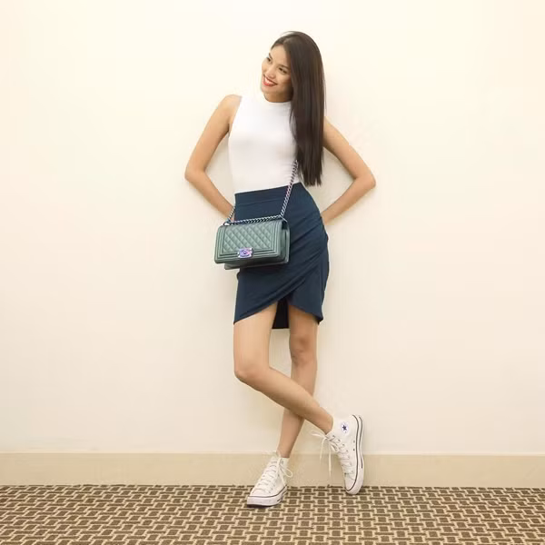 Áo trắng và chân váy ngắn cũng là bộ đôi item được Lan Khuê trưng dụng trong tuần qua. Người đẹp phối trang phục cùng giày thể thao, điểm trang bằng túi Chanel làm tăng cá tính.