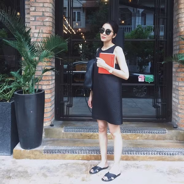 Tăng Thanh Hà ghi điểm với đầm suông đen phom rộng, phối cùng dép quai chéo và túi da. Sự kết hợp này tuy đơn giản song hữu hiệu, giúp 'ngọc nữ màn ảnh Việt' làm bật lên nét năng động, trẻ trung.
