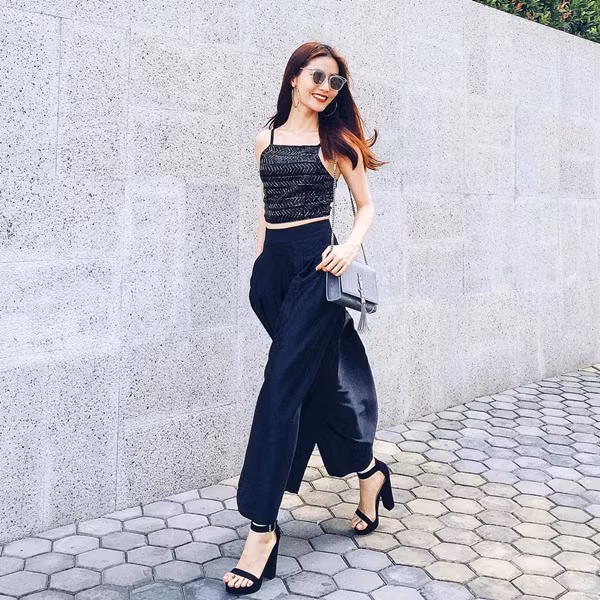 'Phiêu' trên phố cùng crop top và quần ống rộng màu tối, Diễm My 9X không chỉ khoe khéo được vòng eo thon mà còn 'đốn tim' fan nhờ vẻ tươi tắn, rạng rỡ.