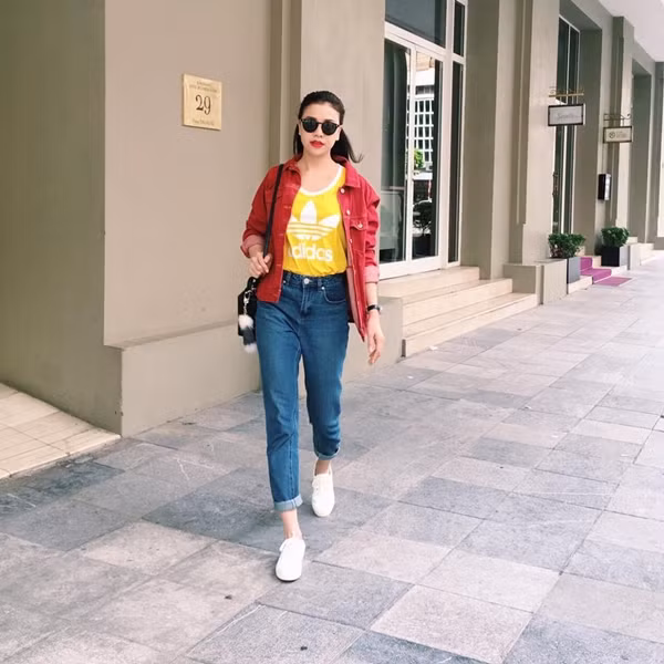 'Chơi lớp' các món đồ có tông màu nổi bật, Trà Ngọc Hằng nhận được nhiều lời khen ngợi bởi street style cá tính, bắt mắt.
