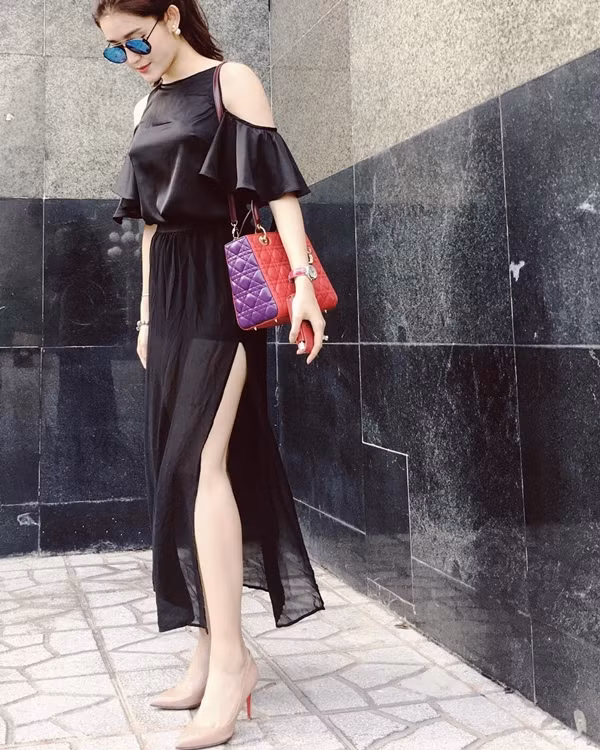 Huyền My thu hút mọi ánh nhìn khi diện đầm đen xẻ hông cao, có chi tiết cắt vai đẹp mắt. Á hậu Việt Nam 2014 khéo léo tô đậm vẻ duyên dáng, sang trọng cùng túi Dior nhiều màu sắc, kết hợp giày cao gót màu nude của Christian Louboutin.
