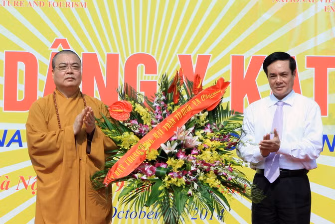 Phó Chủ tịch Ủy ban Trung ương Mặt trận Tổ quốc Việt Nam Lê Bá Trình tặng hoa chúc mừng Đại lễ dâng Y Kathina. (Ảnh: Nguyễn Dân/TTXVN)