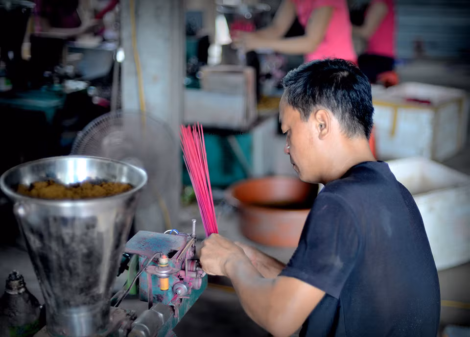 Cao Thôn là làng nhỏ nằm ven đê sông Hồng thuộc xã Bảo Khê, Hưng Yên với hơn 100 hộ làm hương.