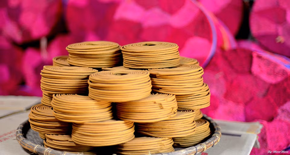 Nguyên liệu chính để làm hương là các loại thảo dược như quế, trầm, bạch chỉ, đinh hương, mỏ quạ, bột cây keo... tùy từng cách pha chế của mỗi nhà mà cho ra mùi thơm khác nhau.