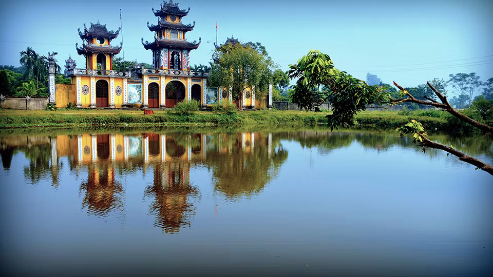 Làng Cao Thôn cũng có phong cảnh hữu tình với những ngôi đền, chùa...