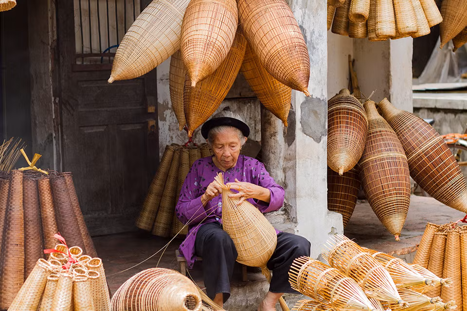 Ngoài việc tham quan làng làm hương Cao Thôn, bạn có thể ghé làng làm đó Thủ Sỹ để khám phá thêm nét truyền thống của mảnh đất Hưng Yên.