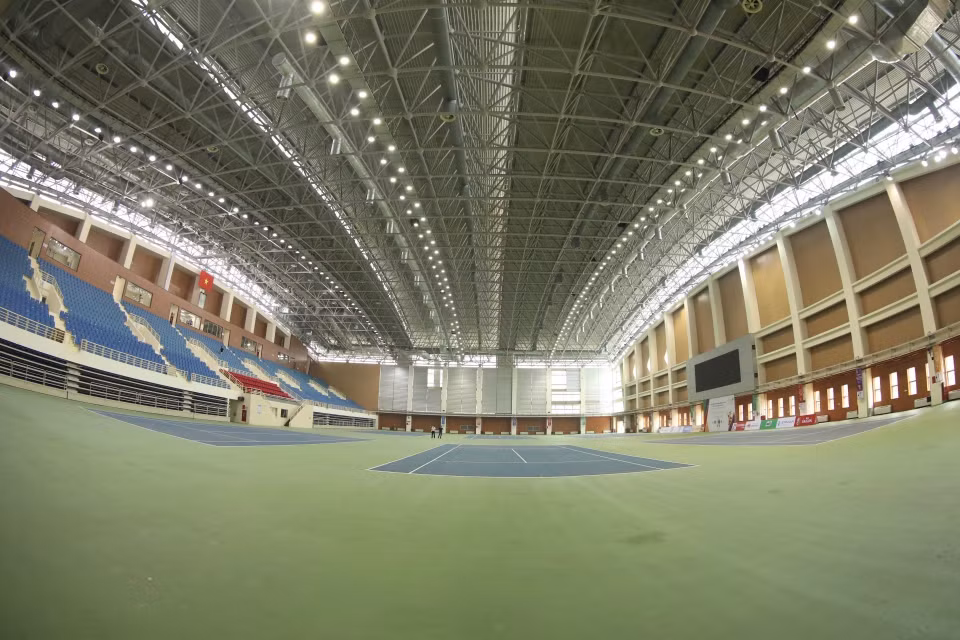 Bên trong Cung Điền kinh Hà Nội với sức chứa 3000 chỗ ngồi, là nơi tổ chức bộ môn Đấu kiếm (13-18/5) và lễ bế mạc của SEA Games 31. (Ảnh: Minh Quyết/TTXVN)