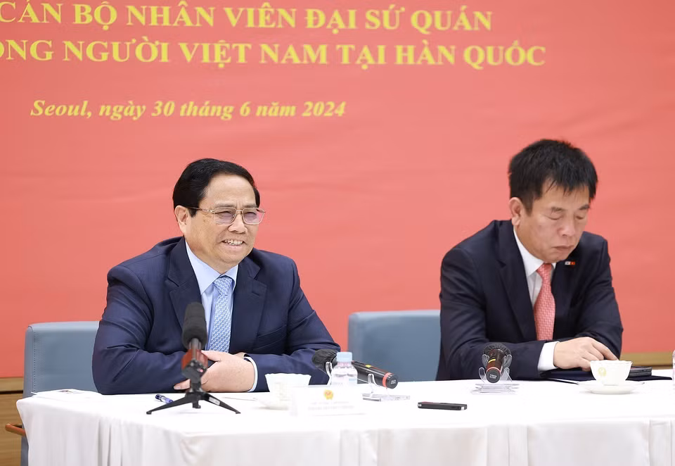 Thủ tướng Phạm Minh Chính phát biểu tại buổi gặp gỡ cán bộ, nhân viên Đại sứ quán và cộng đồng người Việt Nam tại Hàn Quốc. (Ảnh: Dương Giang/TTXVN)