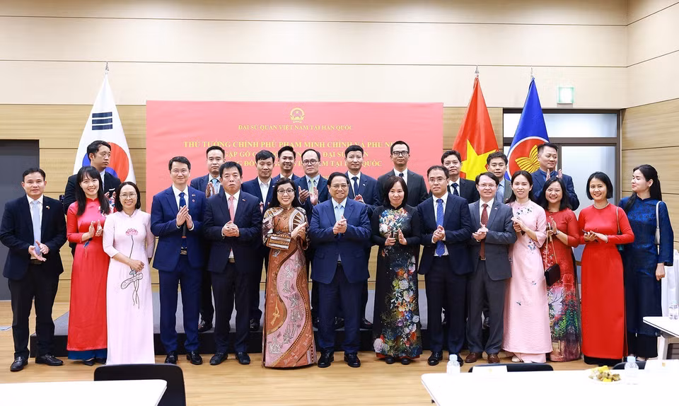 Trong chuyến thăm chính thức Hàn Quốc, chiều 30/6/2024, tại Thủ đô Seoul, Thủ tướng Phạm Minh Chính và Phu nhân gặp gỡ cán bộ, nhân viên Đại sứ quán và cộng đồng người Việt Nam tại Hàn Quốc. (Ảnh: Dương Giang/TTXVN)
