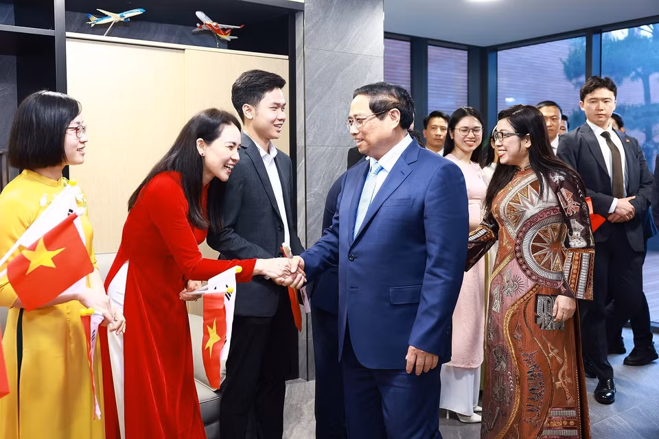 Thủ tướng Phạm Minh Chính và Phu nhân gặp gỡ cán bộ, nhân viên Đại sứ quán và cộng đồng người Việt Nam tại Hàn Quốc. (Ảnh: Dương Giang/TTXVN)