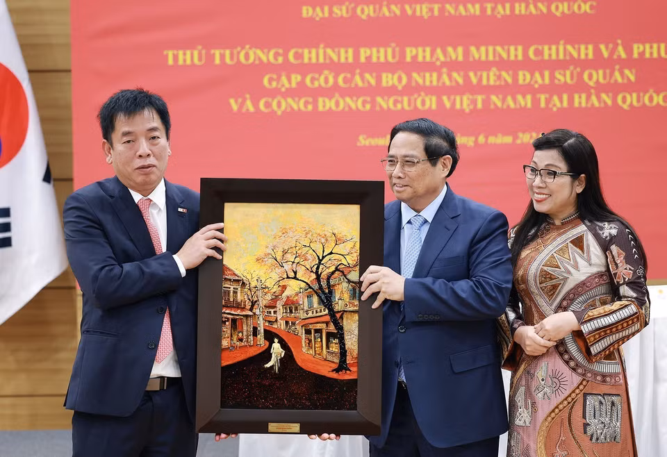Thủ tướng Phạm Minh Chính và Phu nhân tặng quà lưu niệm cho Đại sứ quán Việt Nam tại Hàn Quốc. (Ảnh: Dương Giang/TTXVN)
