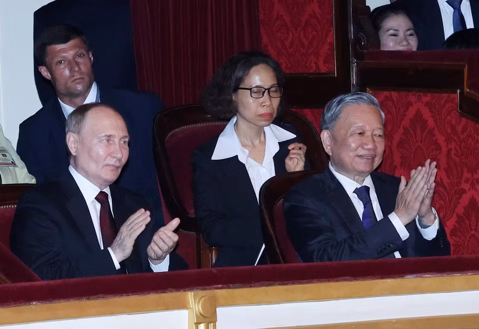 Chủ tịch nước Tô Lâm và Tổng thống Liên bang Nga Vladimir Putin cùng các đại biểu thưởng thức chương trình biểu diễn nghệ thuật tại sự kiện. (Ảnh: Nhan Sáng/TTXVN)