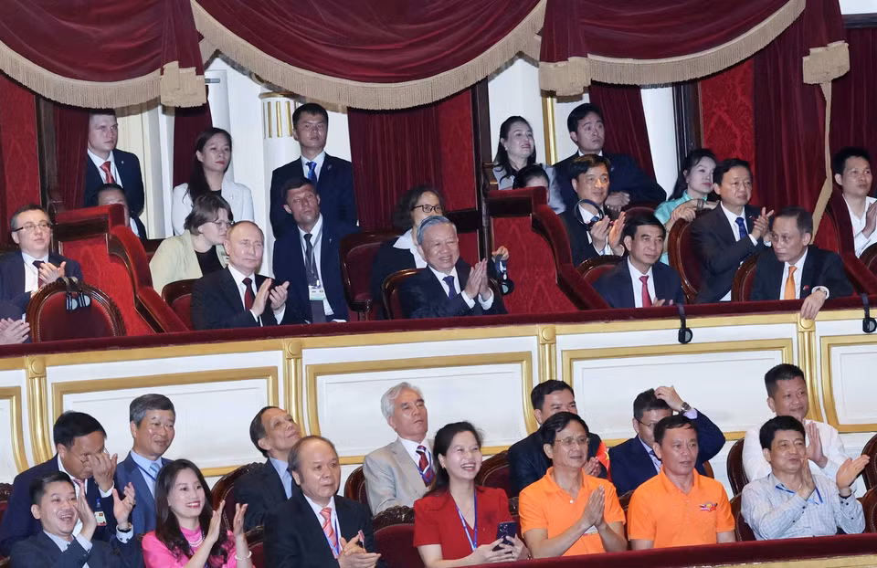 Chủ tịch nước Tô Lâm và Tổng thống Liên bang Nga Vladimir Putin cùng các đại biểu thưởng thức chương trình biểu diễn nghệ thuật tại sự kiện. (Ảnh: Nhan Sáng/TTXVN)