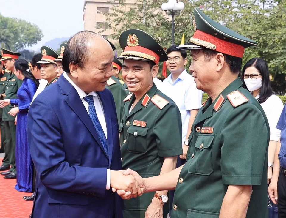 Chủ tịch nước Nguyễn Xuân Phúc đến thăm và làm việc tại Bộ Tư lệnh Quân khu 1, tại tỉnh Thái Nguyên, chiều 25/4/2022. (Ảnh: Thống Nhất/TTXVN)