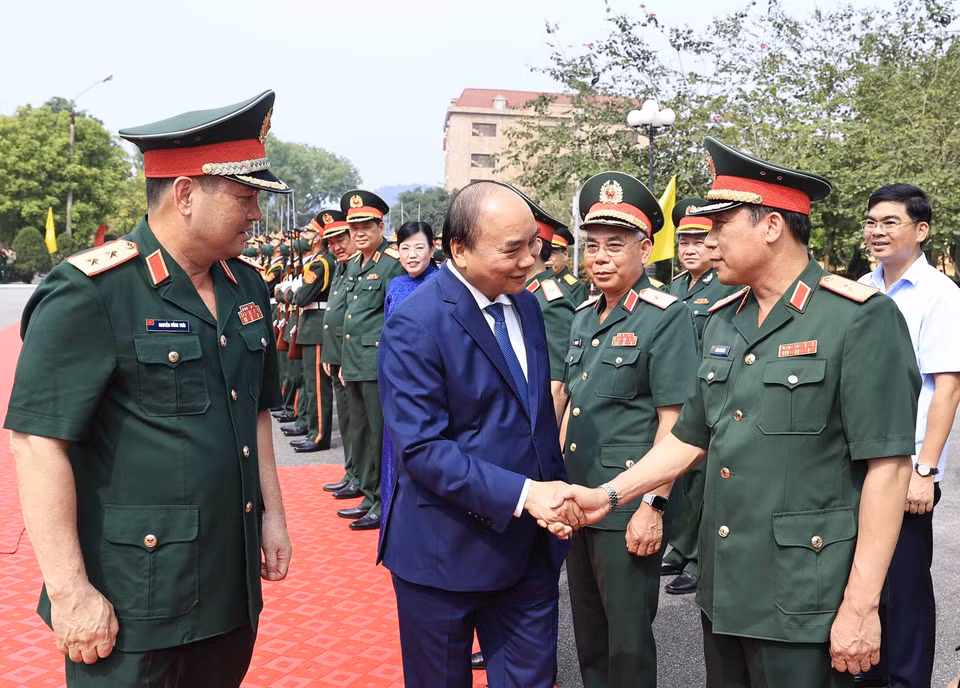 Chủ tịch nước với lãnh đạo, sỹ quan chỉ huy Bộ Tư lệnh Quân khu 1. (Ảnh: Thống Nhất/TTXVN)
