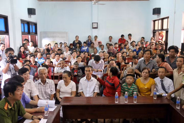 Đông đảo người dân đến theo dõi buổi xin lỗi công khai ông Huỳnh Văn Nén của Tòa án Nhân dân tỉnh Bình Thuận. (Ảnh: Nguyễn Thanh/TTXVN)