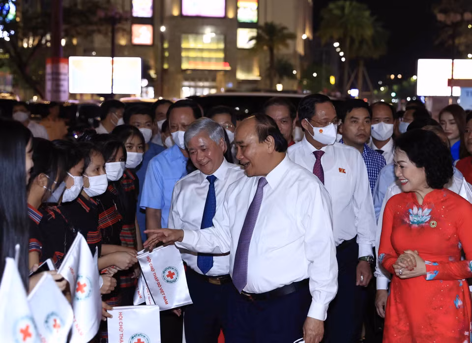 Chủ tịch nước Nguyễn Xuân Phúc dự Lễ phát động tháng nhân đạo năm 2022, tại Thừa Thiên-Huế tối 28/4/2022. (Ảnh: Thống Nhất/TTXVN)