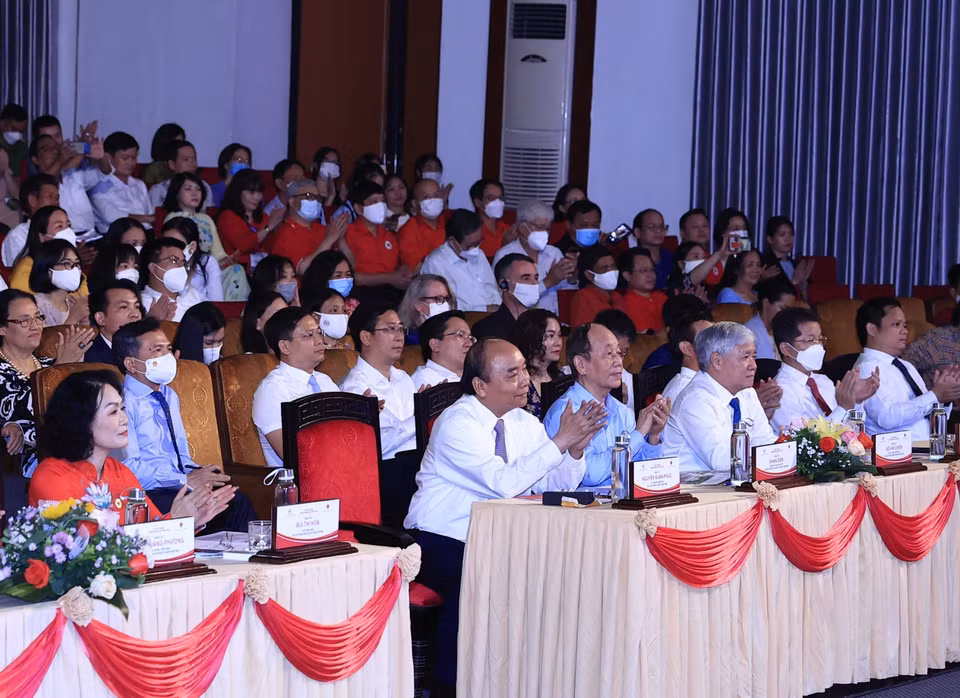 Chủ tịch nước Nguyễn Xuân Phúc và các đại biểu dự chương trình Lễ phát động Tháng Nhân đạo năm 2022. (Ảnh: Thống Nhất/TTXVN)