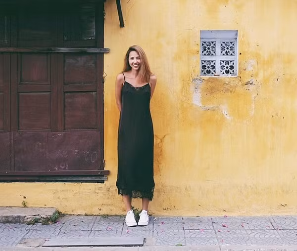 Cũng lựa chọn đầm hai dây phối ren màu đen, Minh Triệu chỉ cần mang đôi sneakers trắng là đã đủ phụ kiện để 'thắp sáng' bộ cánh street style.