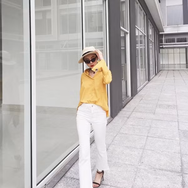 Những màu sắc tươi sáng cũng được Angela Phương Trinh tích cực lăng xê. Nữ diễn viên mix sơmi màu vàng mù tạt cùng quần ống vẩy trắng, kết hợp mũ phớt và sandals cao gót để làm bật lên cá tính trẻ trung.
