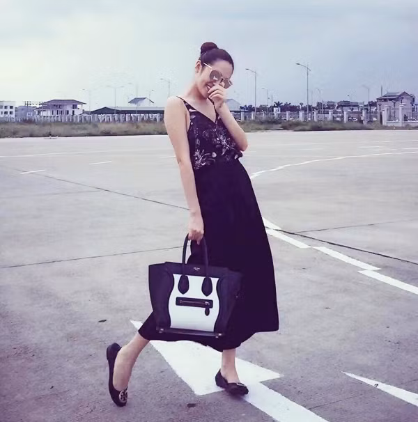 Với bộ trang phục ngập tràn sắc tối, chiếc túi Céline phối màu đen trắng đã trở thành điểm nhấn hoàn hảo, giúp Bảo Anh trở nên rạng rỡ hơn.