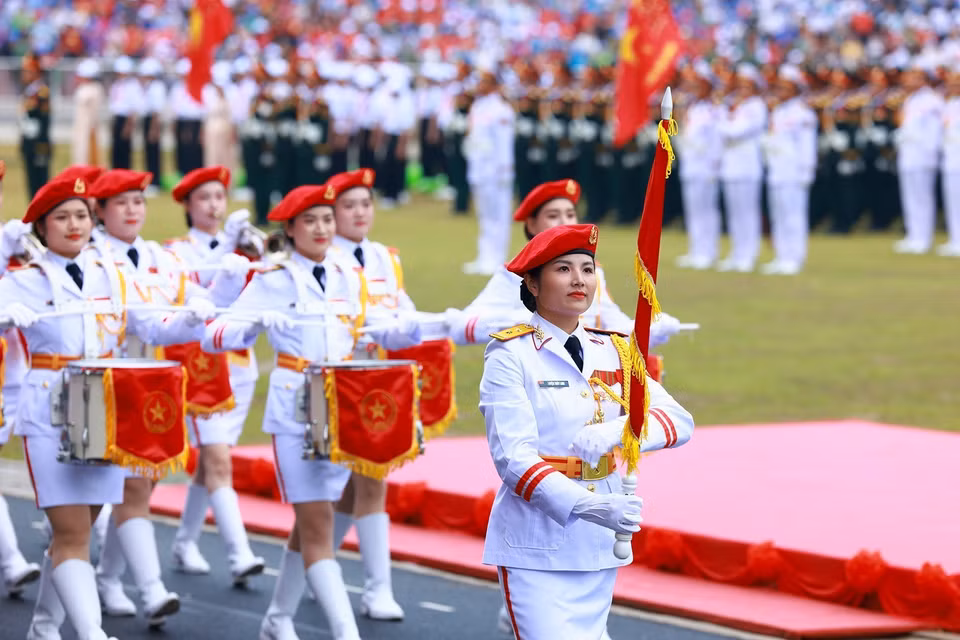 Khối Nữ Quân nhạc Việt Nam diễu binh trong Lễ Kỷ niệm. (Ảnh: Tuấn Anh/TTXVN)