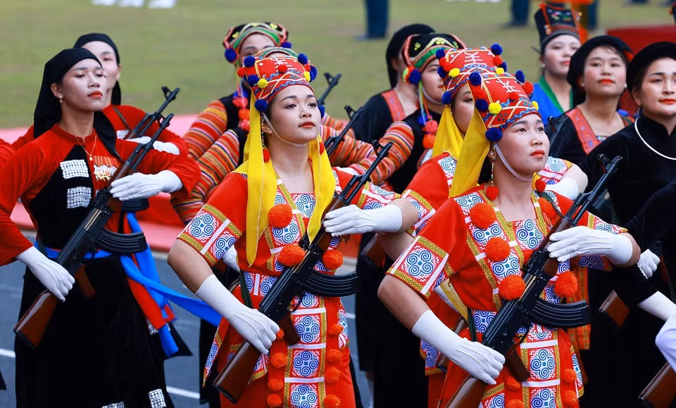 Khối Nữ Dân quân Các Dân tộc Tây Bắc diễu hành trên đường phố Điện Biên. (Ảnh: Xuân Tư/TTXVN)