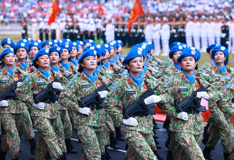 Khối Nữ Chiến sỹ Gìn giữ Hoà bình tham gia diễu hành. (Ảnh: Dương Giang/TTXVN)