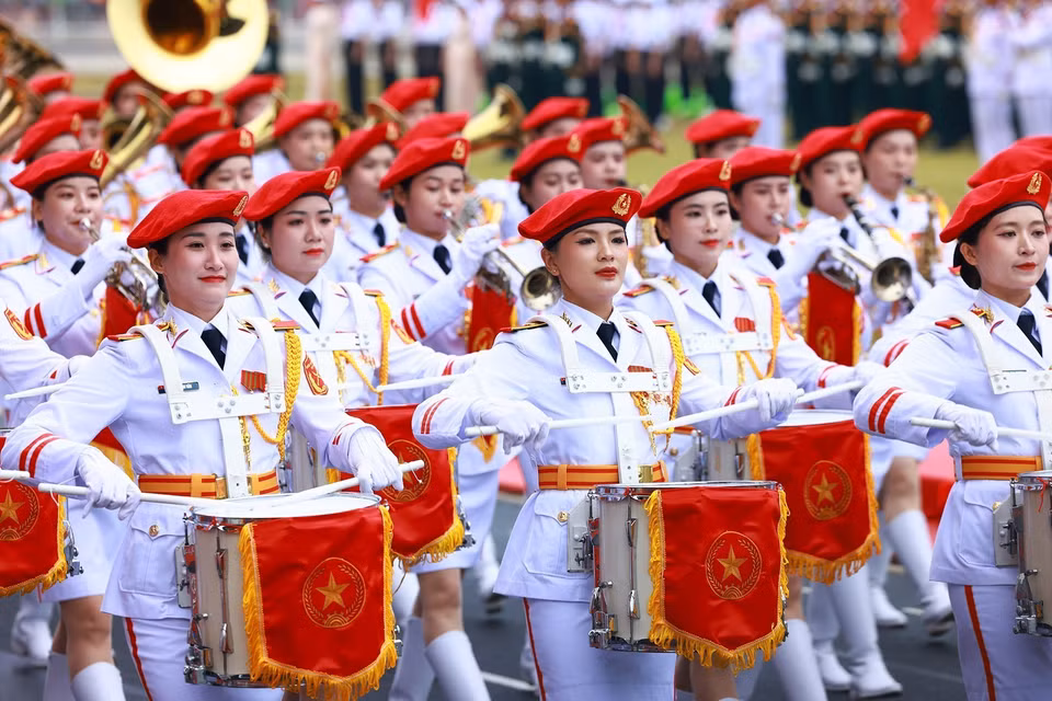 Khối Nữ Quân nhạc diễu binh qua lễ đài. (Ảnh: Tuấn Anh/TTXVN)