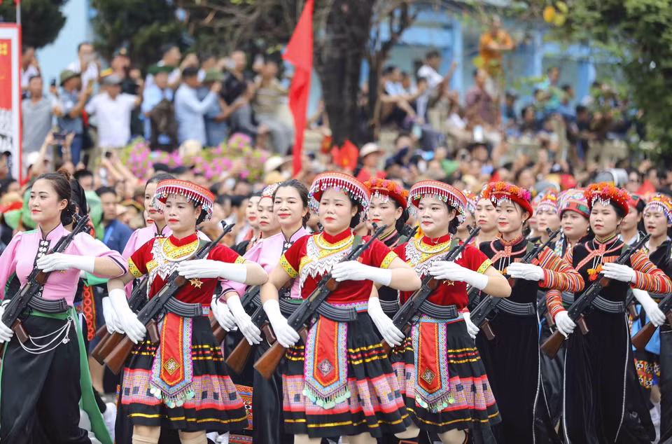 Khối Nữ Dân quân Các Dân tộc Tây Bắc diễu hành trên đường phố Điện Biên. (Ảnh: Xuân Tư/TTXVN)