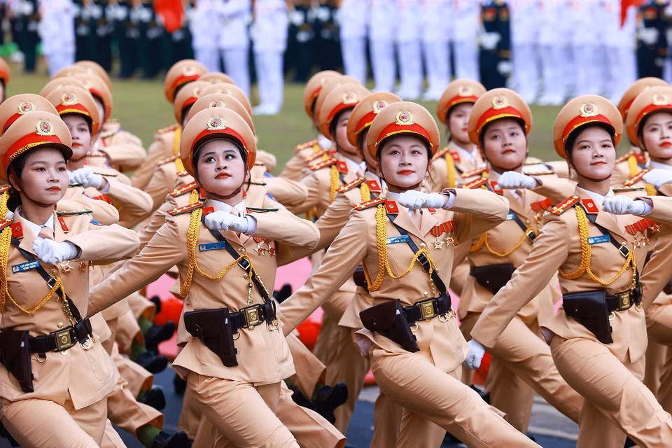 Khối Nữ Sỹ quan Cảnh sát Giao thông diễu binh tại Lễ Kỷ niệm. (Ảnh: Dương Giang/TTXVN)