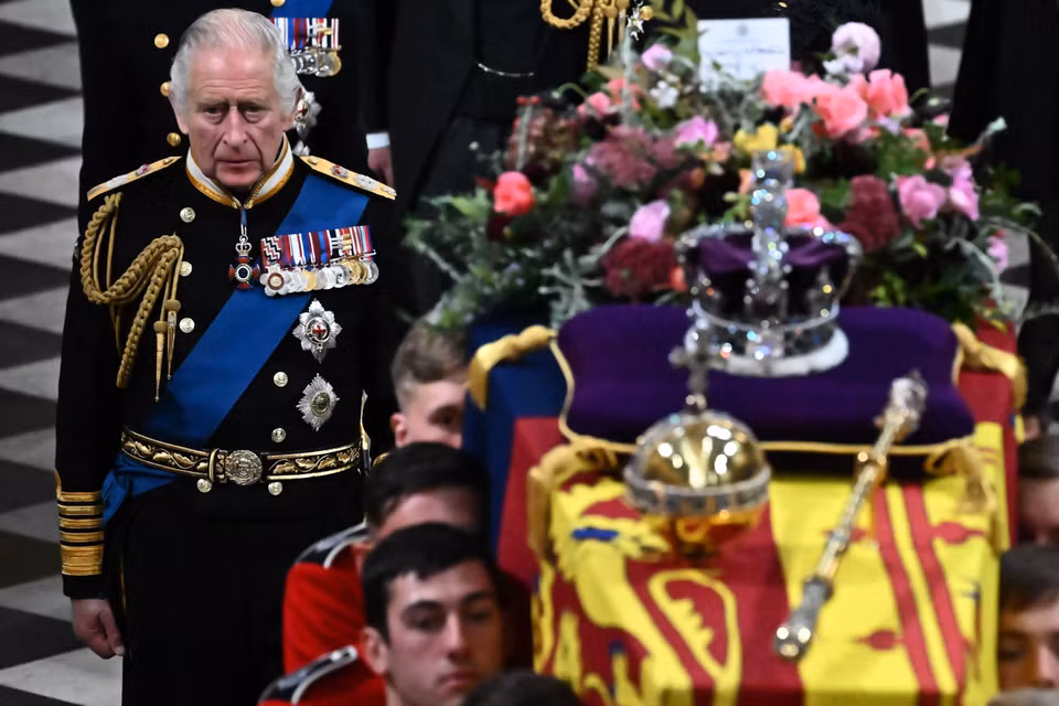 Vua Anh Charles III đi ngay sau linh cữu Nữ hoàng Elizabeth II trong lễ tang chính thức được cử hành tại Tu viện Westminster (London), ngày 19/9/2022. (Ảnh: AFP/TTXVN)