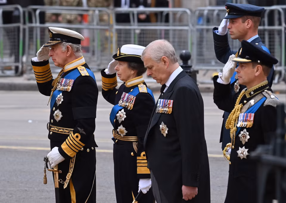 Vua Anh Charles III, Công chúa Anne, Hoàng tử Andrew, Hoàng tử William và Hoàng tử Edward theo sau linh cữu Nữ hoàng Anh Elizabeth II tới Tu viện Westminster (London), nơi lễ tang chính thức được cử hành, ngày 19/9/2022. Ảnh: AFP/TTXVN)