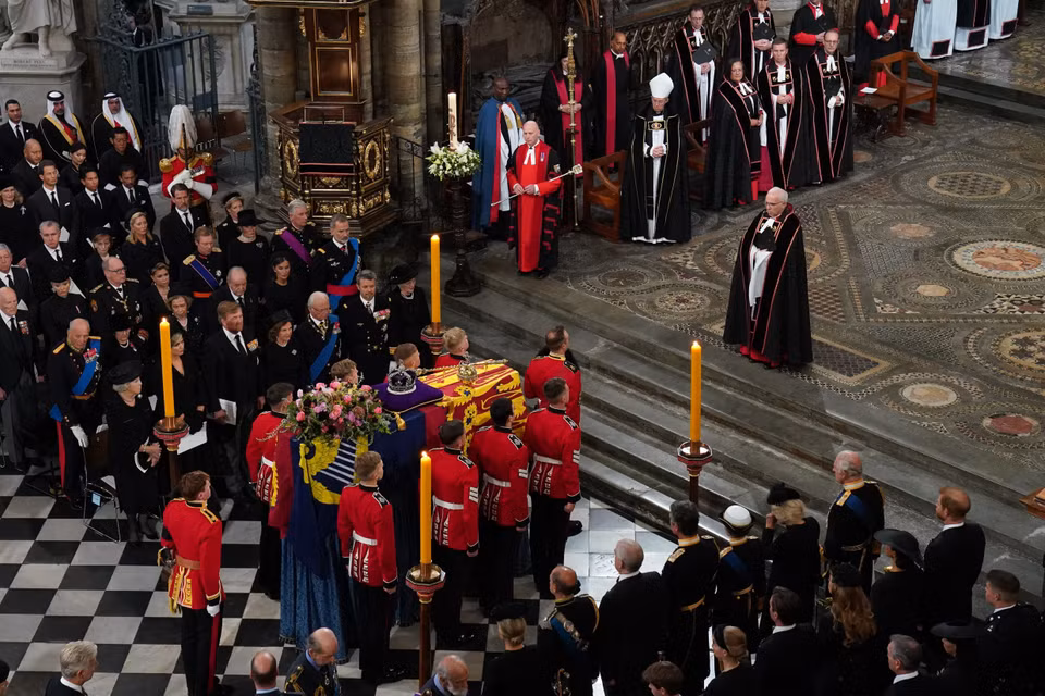 Linh mục David Hoyle điều hành lễ tang chính thức của Nữ hoàng Elizabeth II ở Tu viện Westminster (London), ngày 19/9/2022. (Ảnh: AFP/TTXVN)
