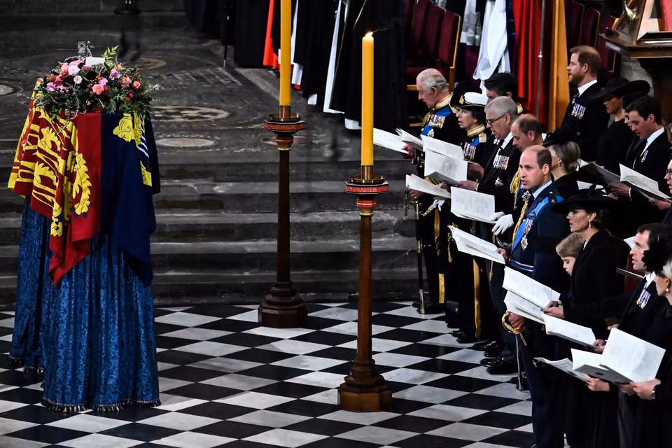 Các thành viên Hoàng gia tại lễ tang chính thức của Nữ hoàng Elizabeth II ở Tu viện Westminster (London), ngày 19/9/2022. (Ảnh: AFP/TTXVN)