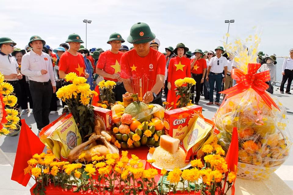 Các thành viên Đoàn công tác số 14 tổ chức lễ tưởng niệm các chiến sỹ Hải quân đã anh dũng hy sinh tại đảo Gạc Ma. (Ảnh: Thanh Vũ/TTXVN)