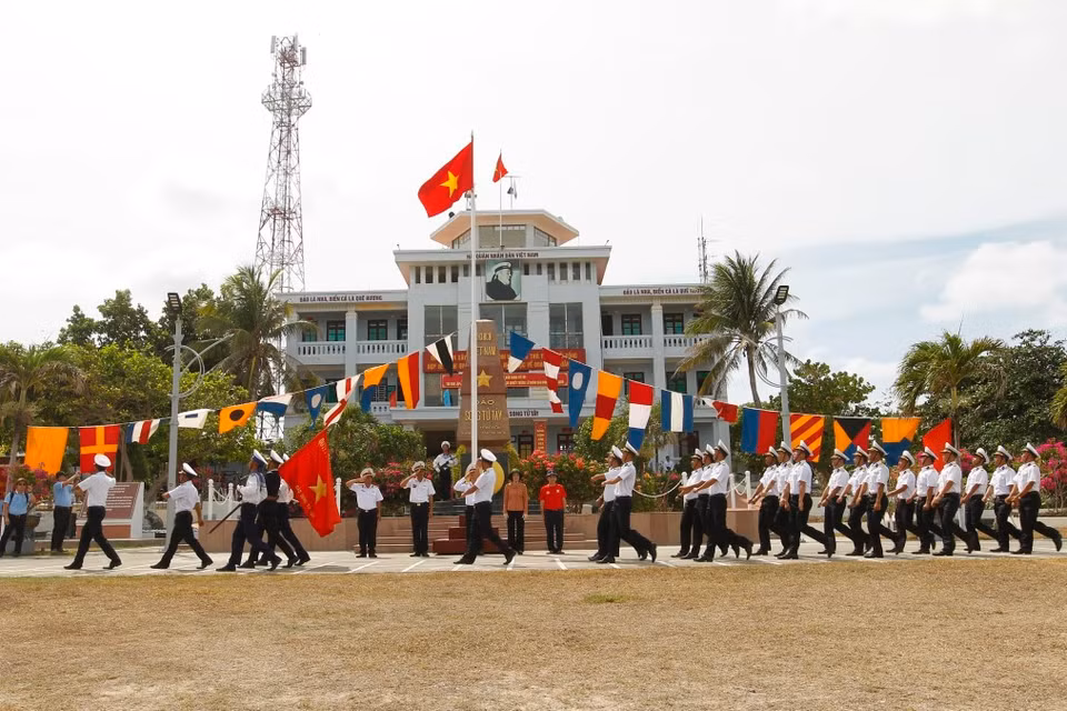 Nghi lễ chào cờ, diễu hành của các bộ, chiến sỹ và nhân dân đảo Song Tử Tây vào đúng ngày kỷ niệm 49 năm Giải phóng miền Nam, thống nhất đất nước (30/4/1975-30/4/2024). (Ảnh: Thanh Vũ/TTXVN)