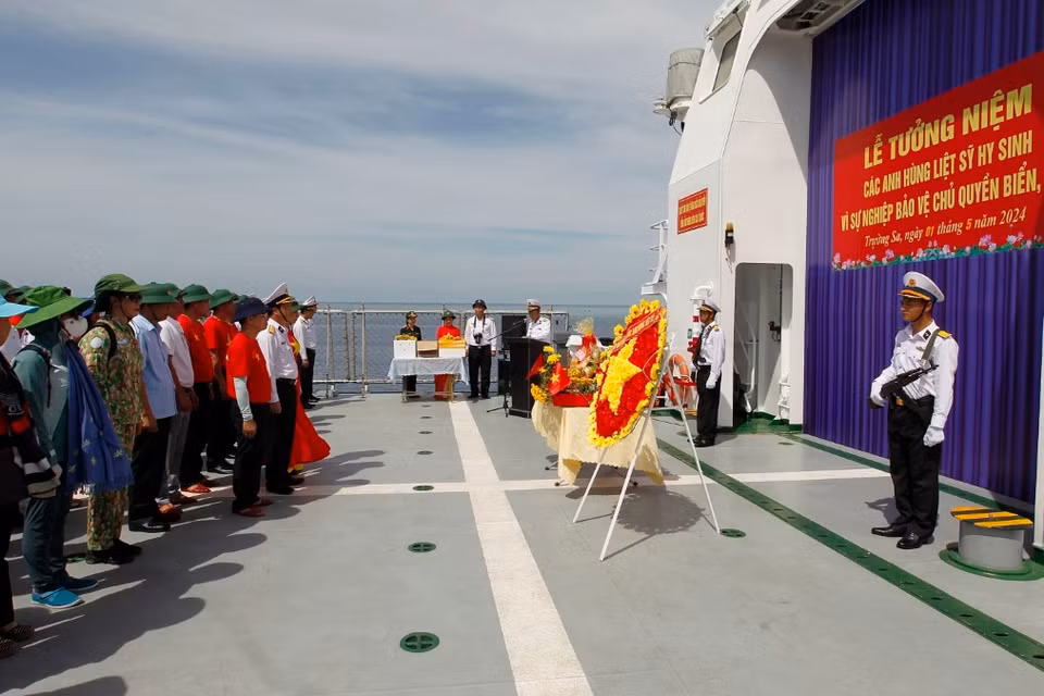 Đoàn công tác số 14 thực hiện lễ tưởng niệm các chiến sỹ Hải quân đã anh dũng hy sinh tại đảo Gạc Ma. (Ảnh: Thanh Vũ/TTXVN)